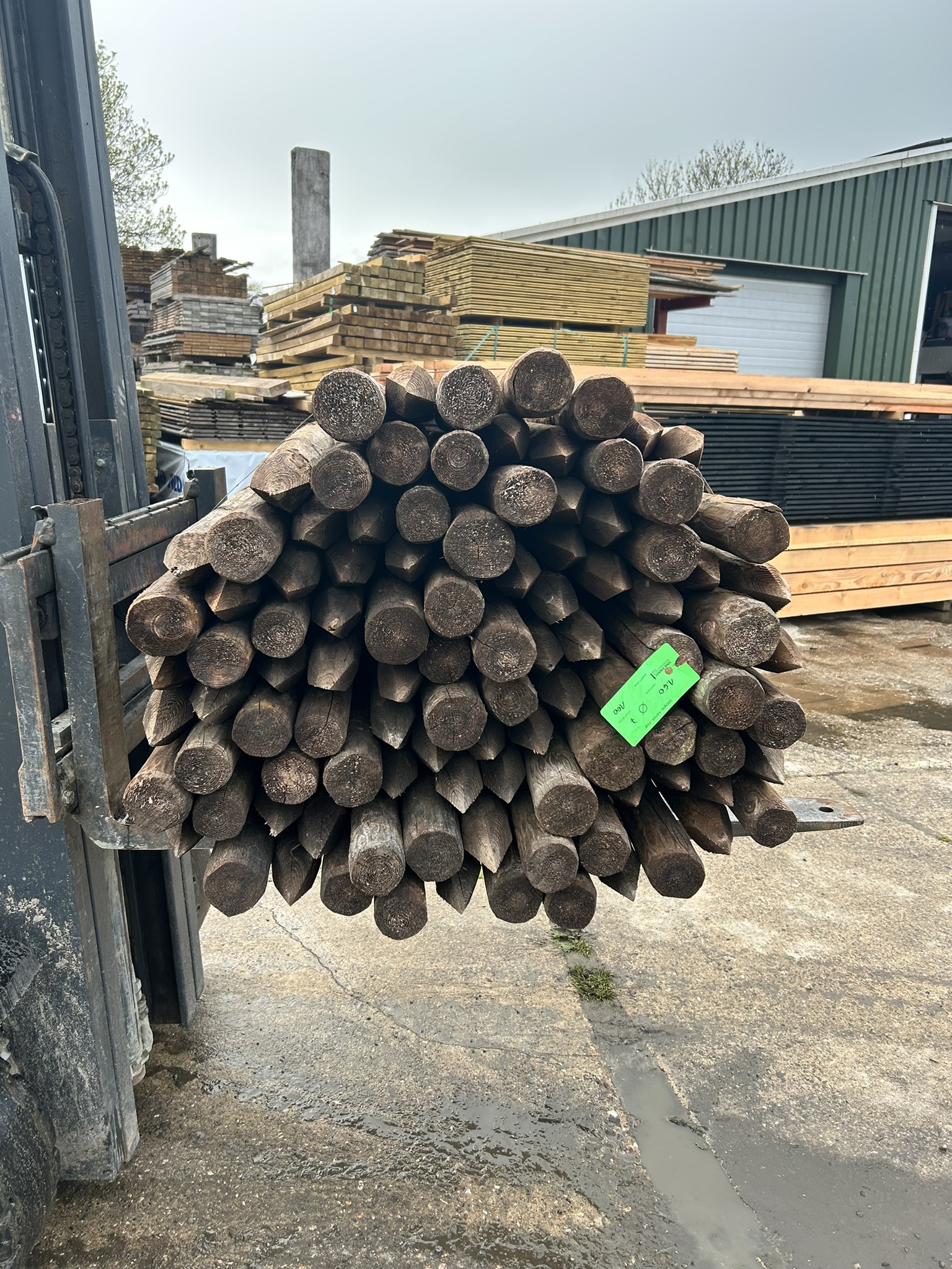 Werkplaats met handgemaakte houten meubels
